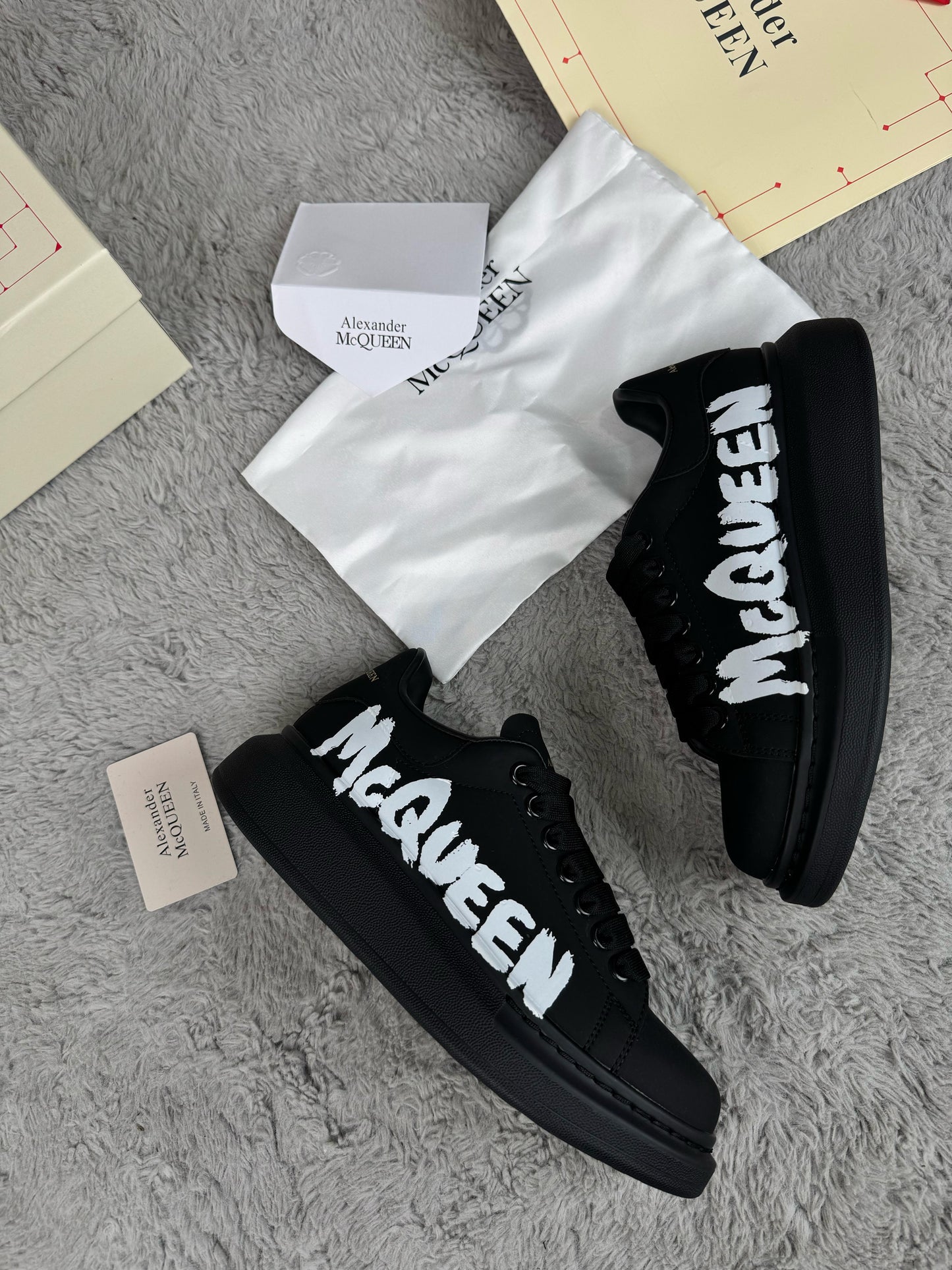 Alexander McQueen negras logo blanco graffiti