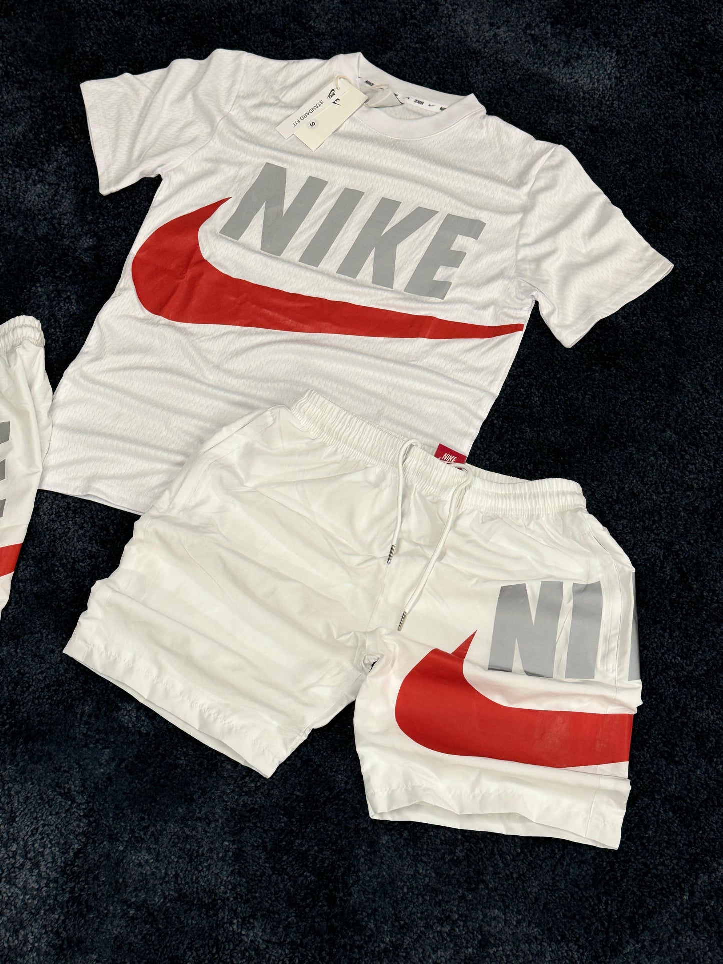 Conjunto nike logo gris y rojo reflectante