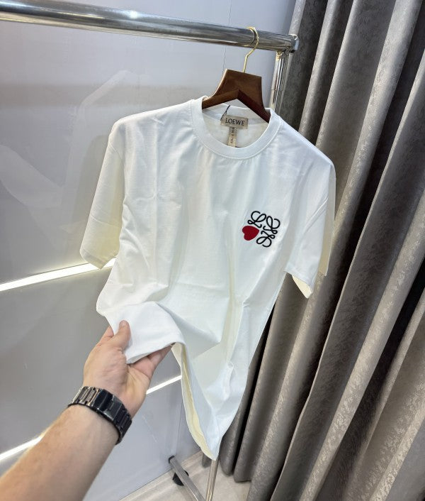 Camiseta Loewe blanco logo negro y rojo