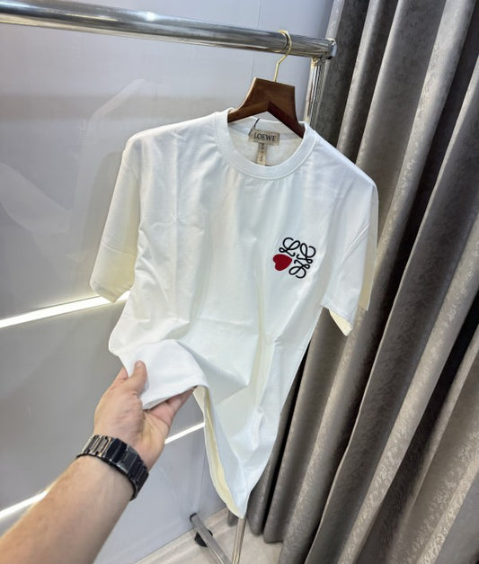 Camiseta Loewe blanco logo negro y rojo