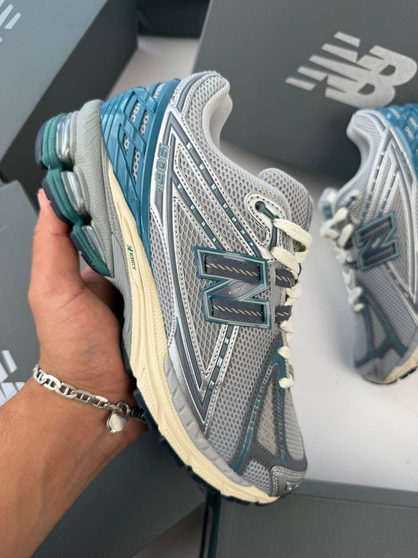 New Balance 1906R grises detalles azules