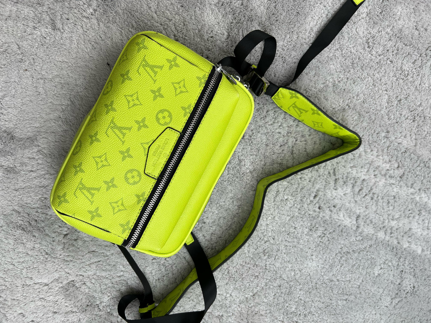 BANDOLERA LV amarillo logos