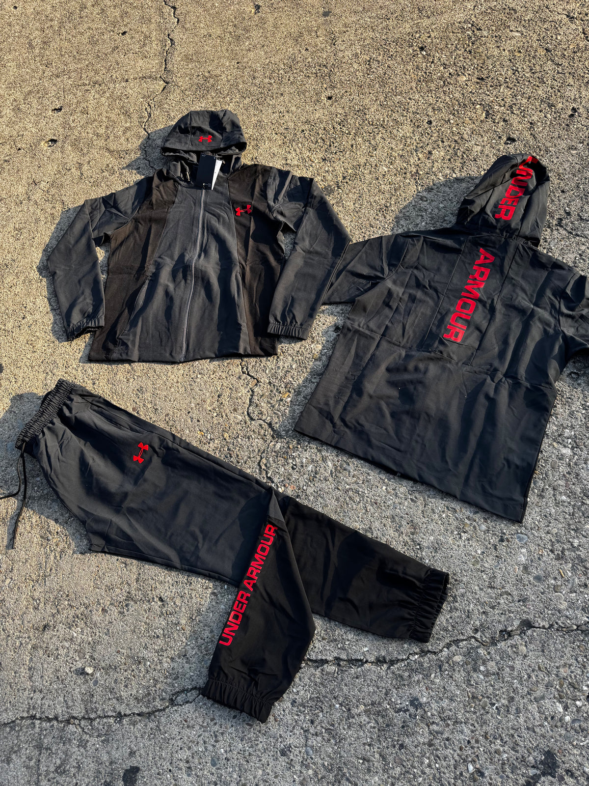Chandal under armour negro logo rojo