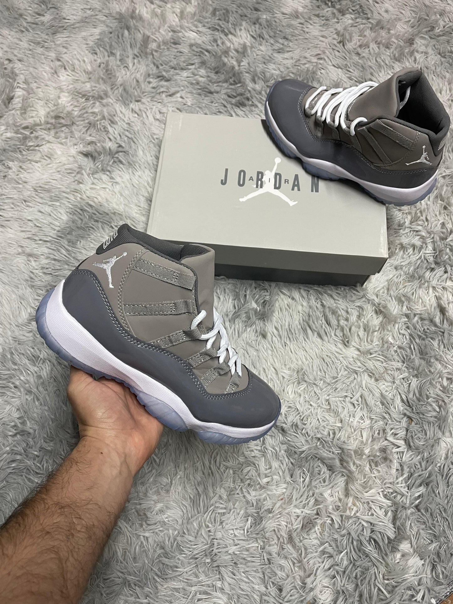 JORDAN 11 GRIS LOGO BLANCO