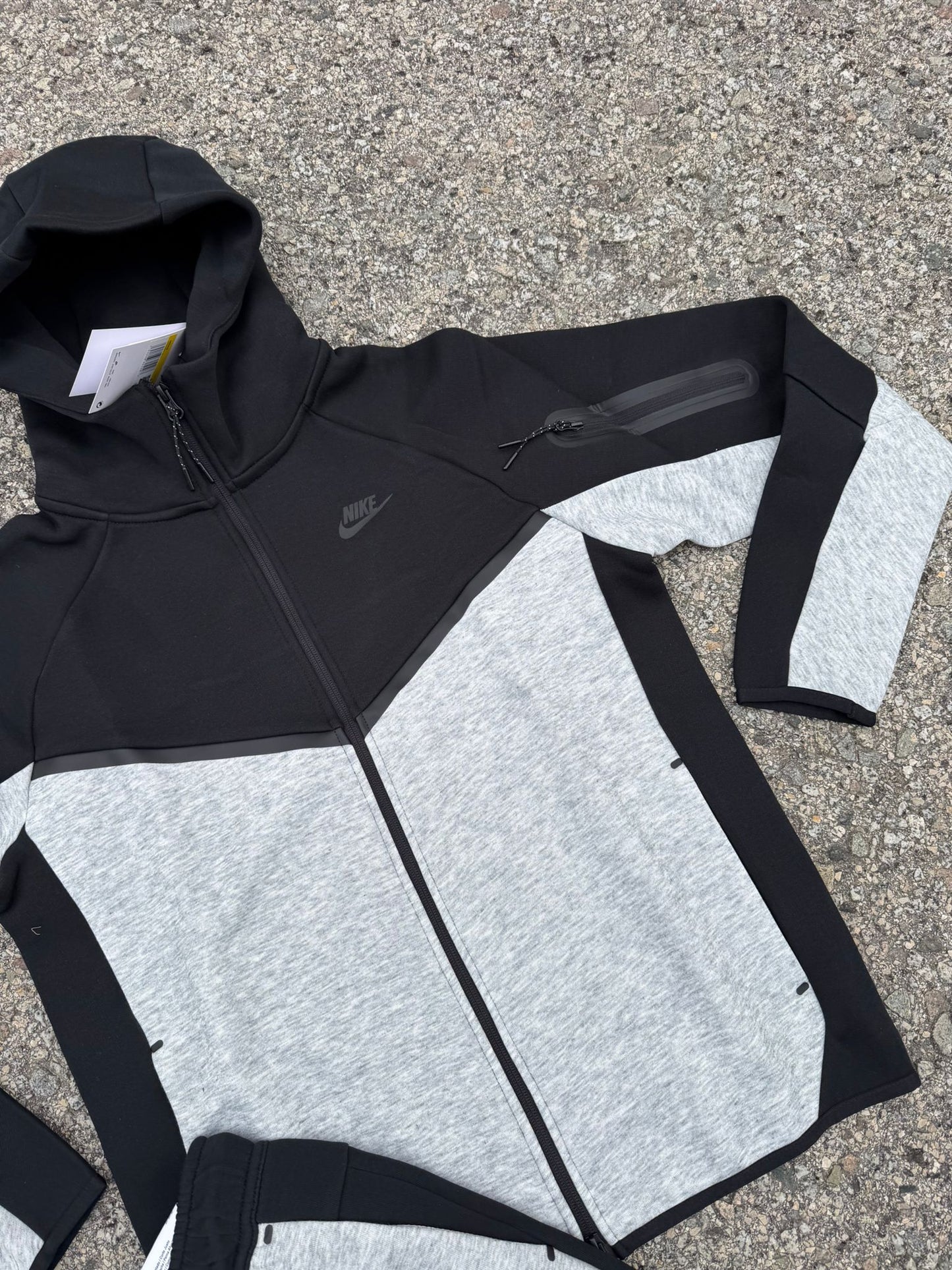 Nike tech negro y blanco logo negro