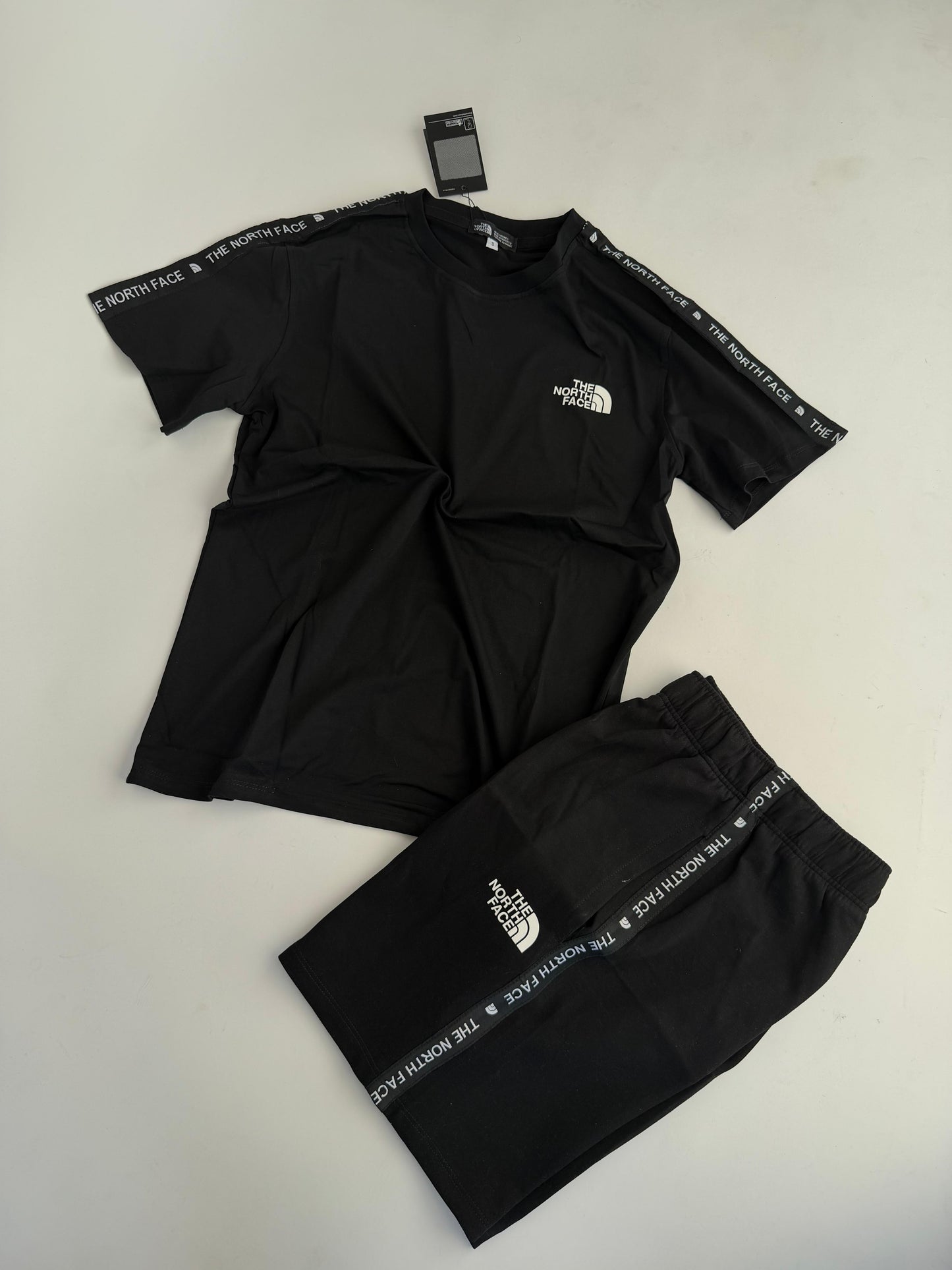Conjunto corto north face negro logo blanco tiras