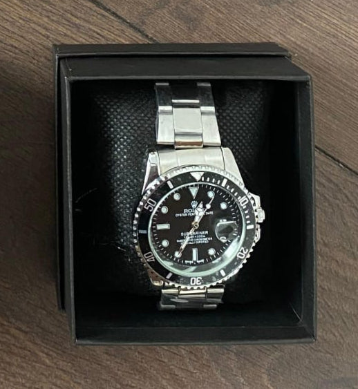 Reloj Rolex plateado negro y blanco