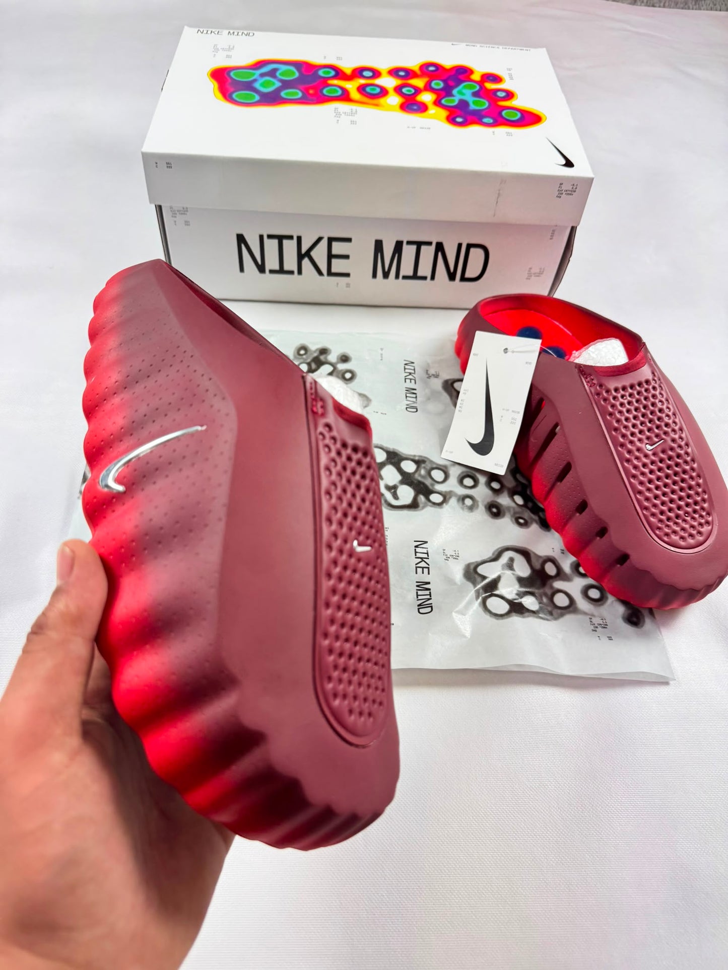Nike Mind 001 rojas degradado logo plateado