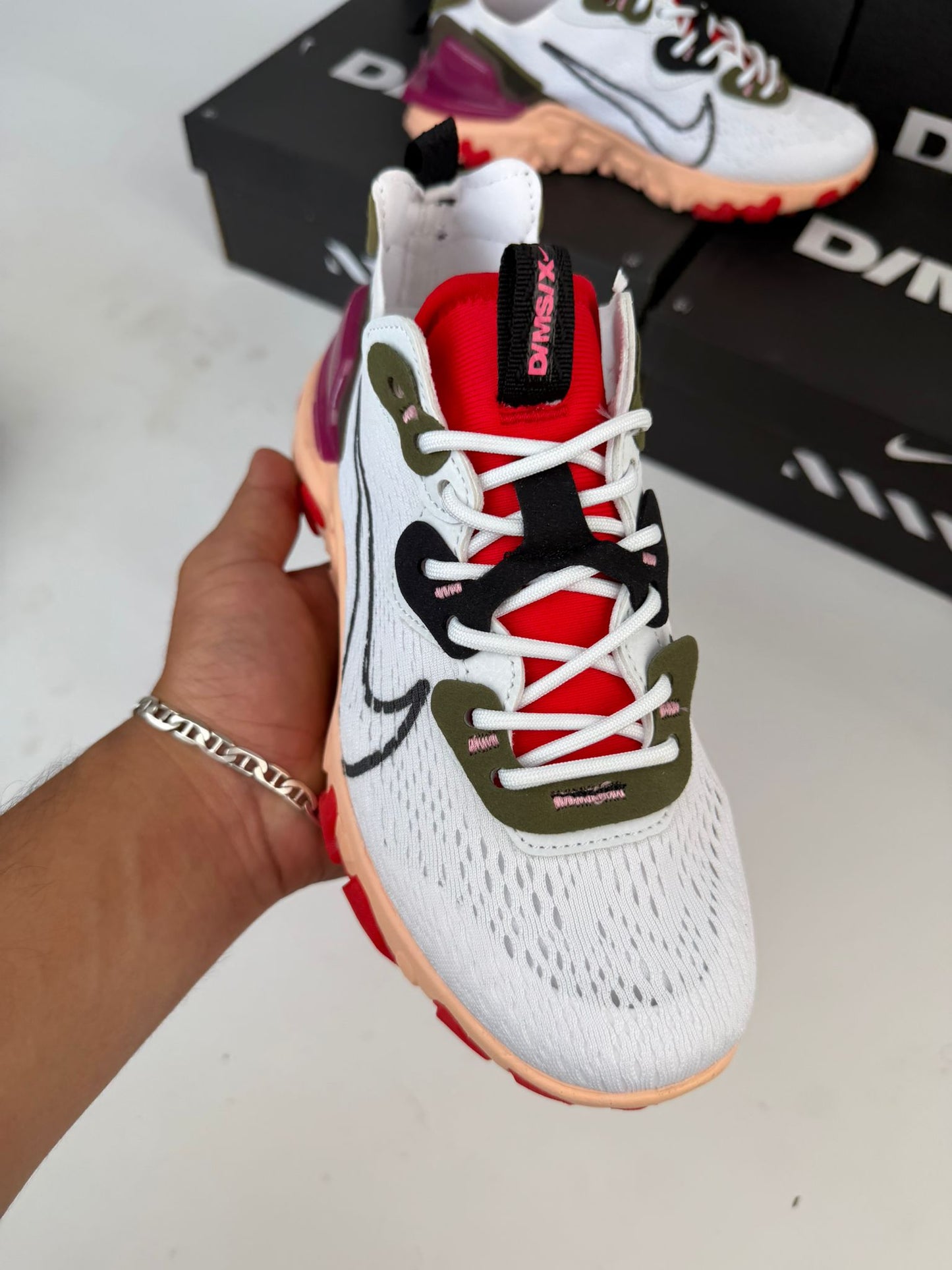 Nike react vision blancas logo negro detalles naranjas y rojos