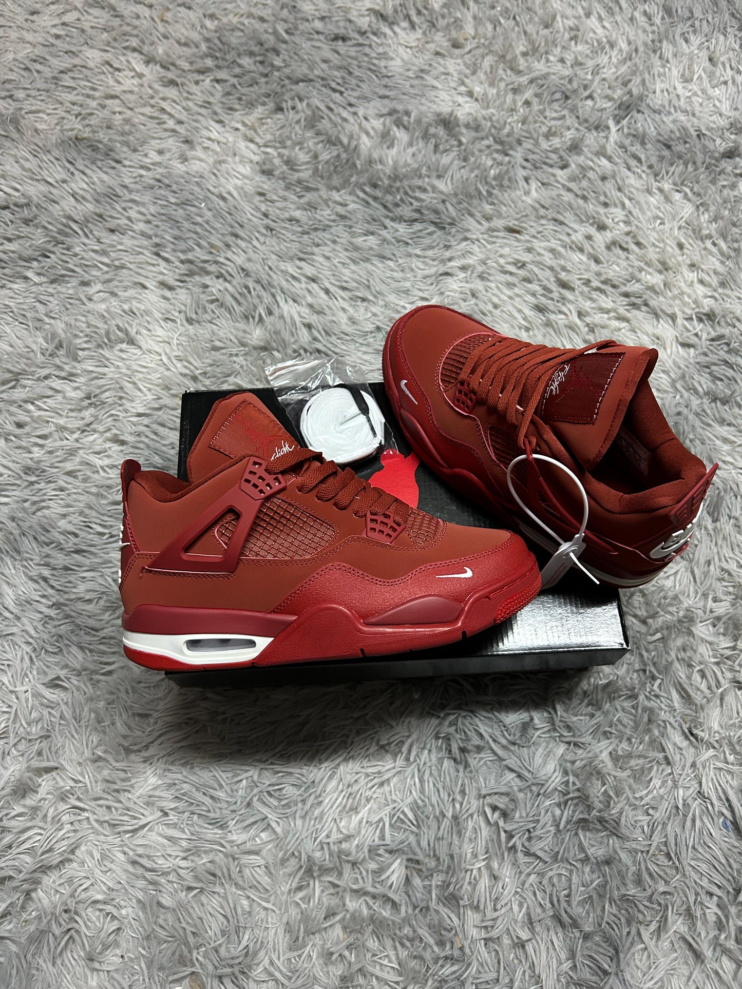 JORDAN 4 rojas detalles blancas