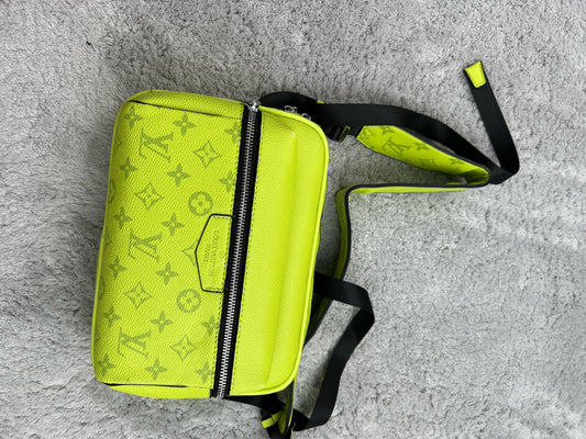 BANDOLERA LV amarillo logos