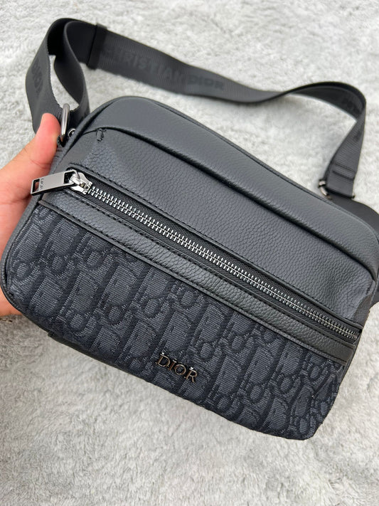BANDOLERA DIOR negra logo plateada