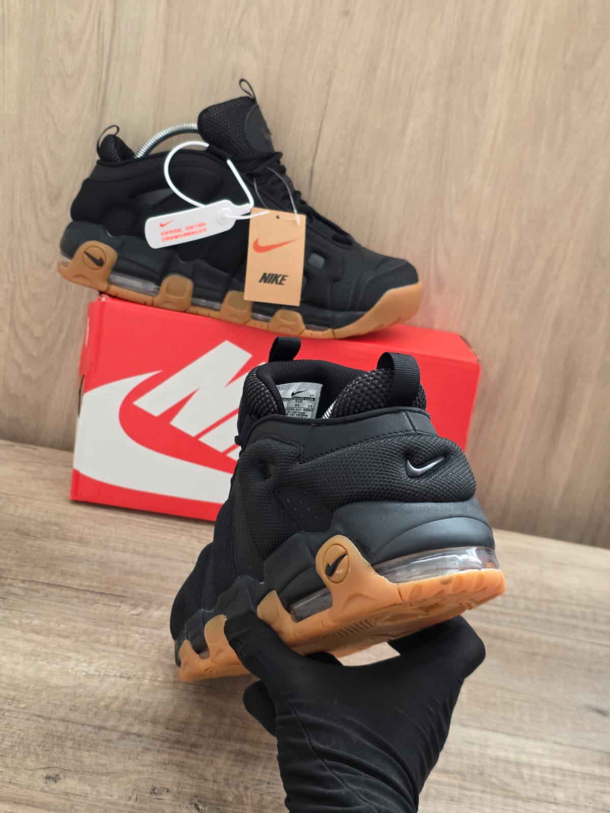 Uptempo low negra suela marron