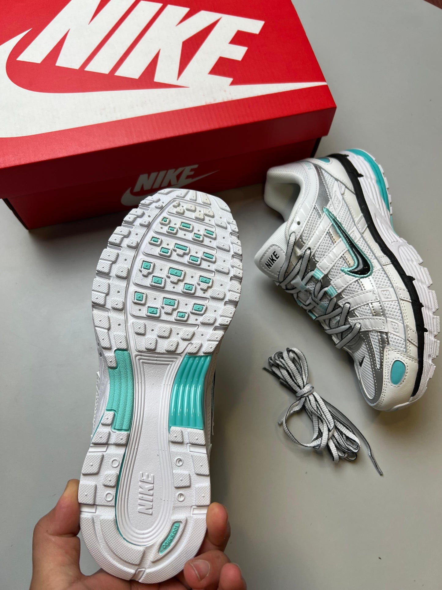 Nike P-6000 Blancas logo negro detalles azules