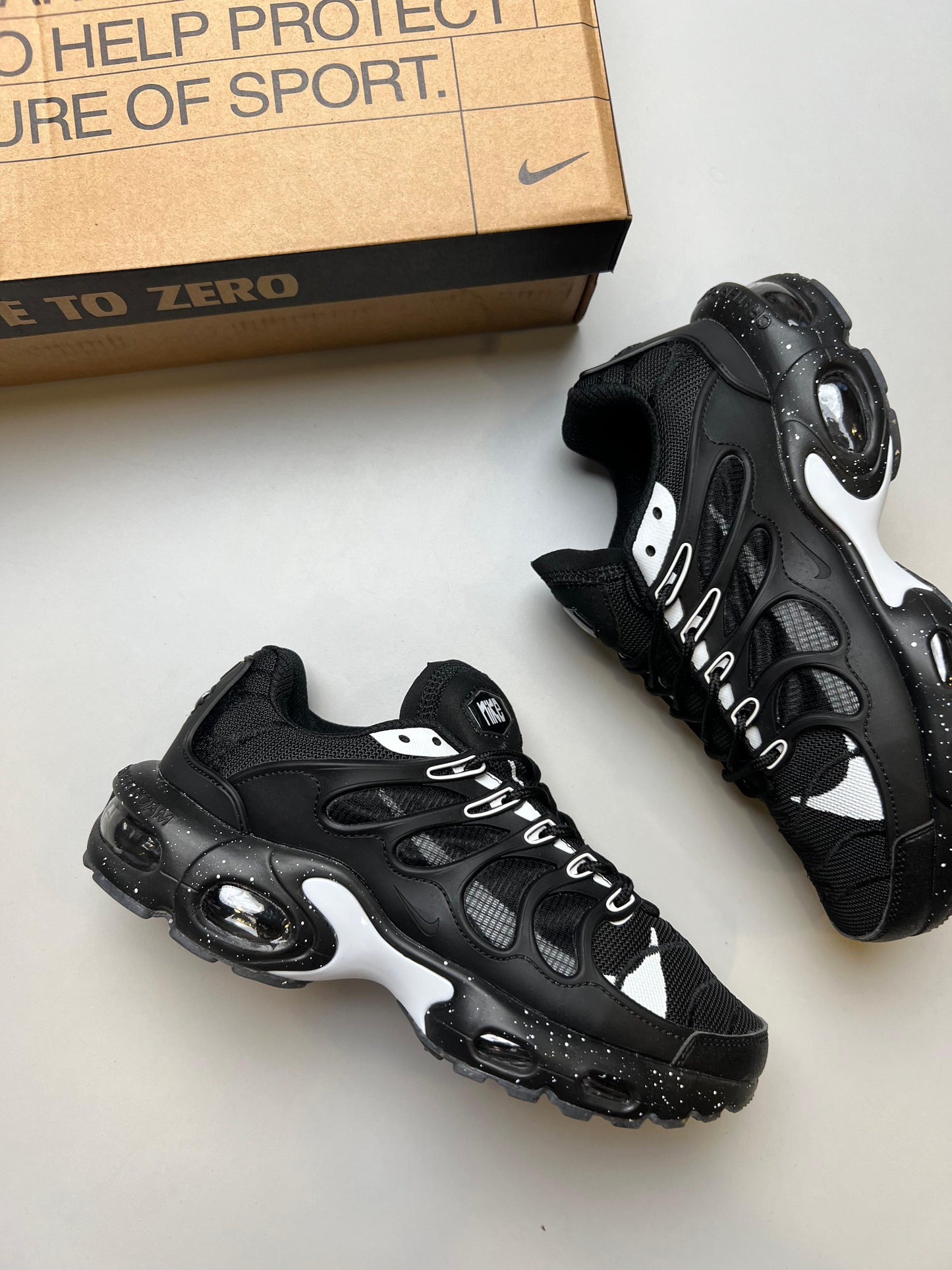 Nike ts negras logo blanco