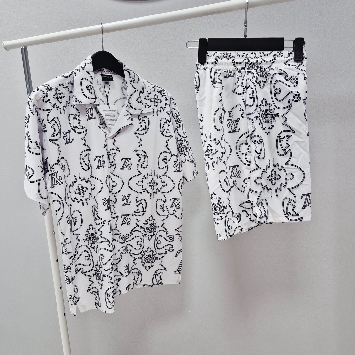 Conjunto lv blanco detalles negros
