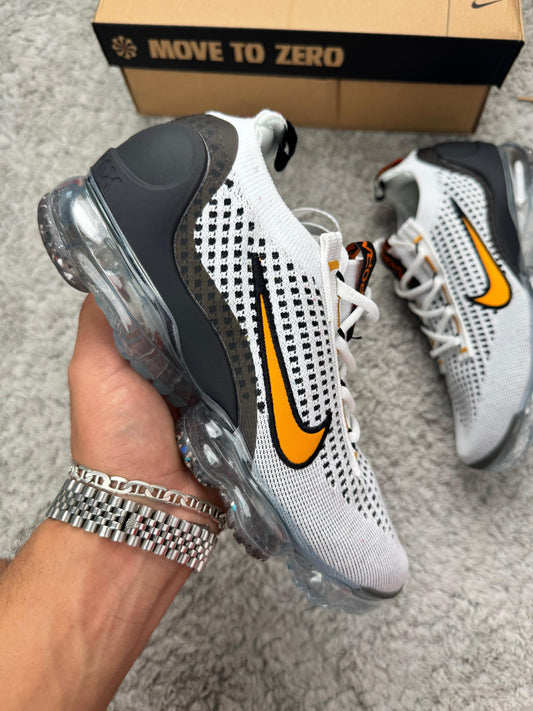 Vapormax 2024 blancas logo naranja contorno negro