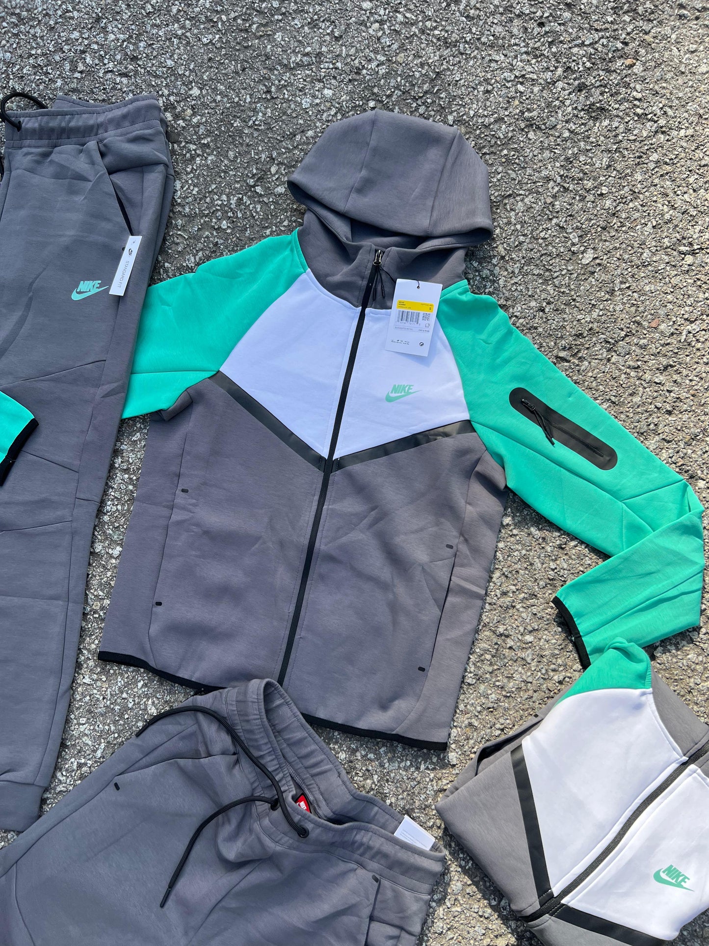 Nike tech gris y blanco logo verde agua