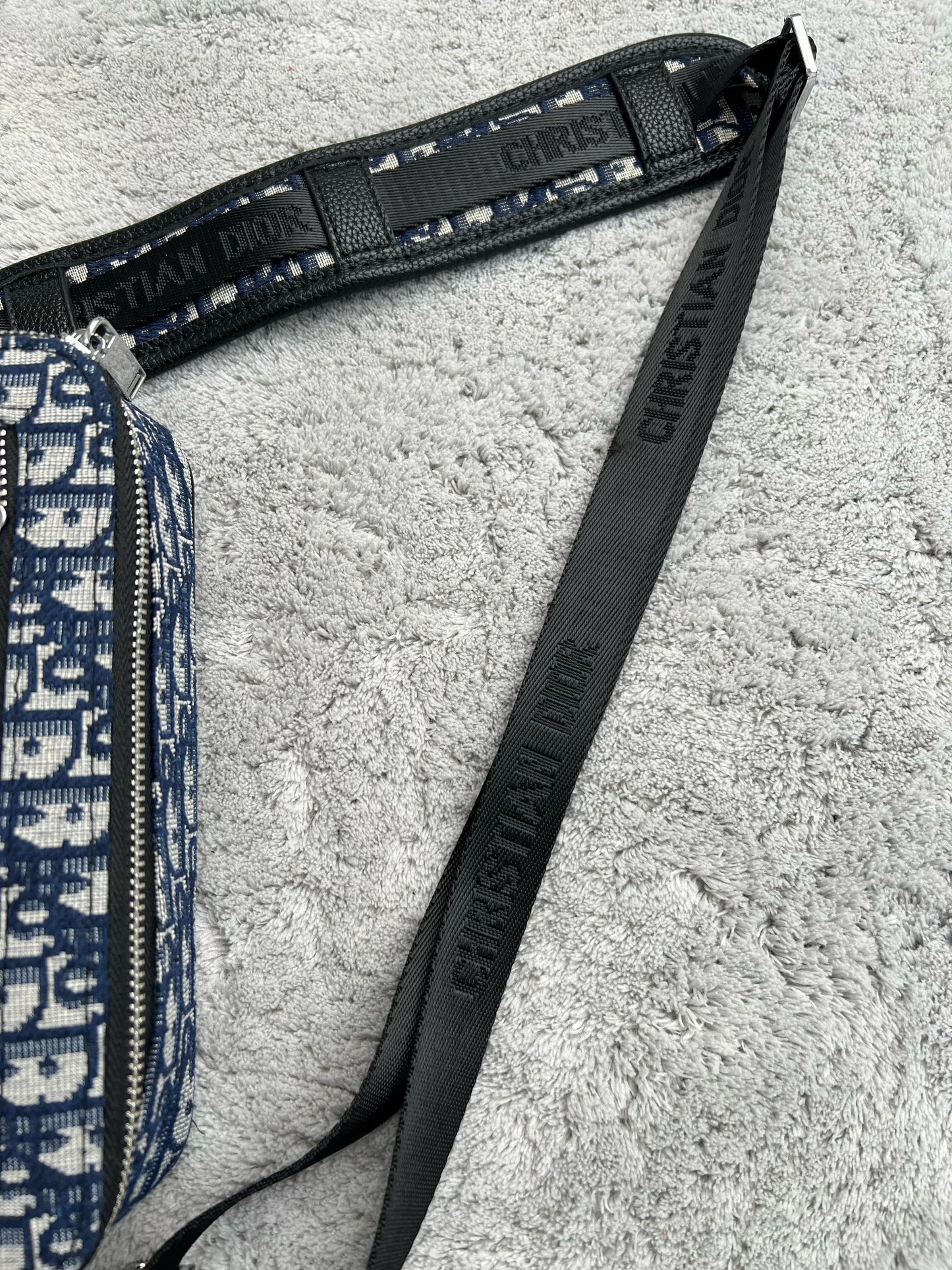 BANDOLERA DIOR azul y blanca logo plateado cremallera mitad
