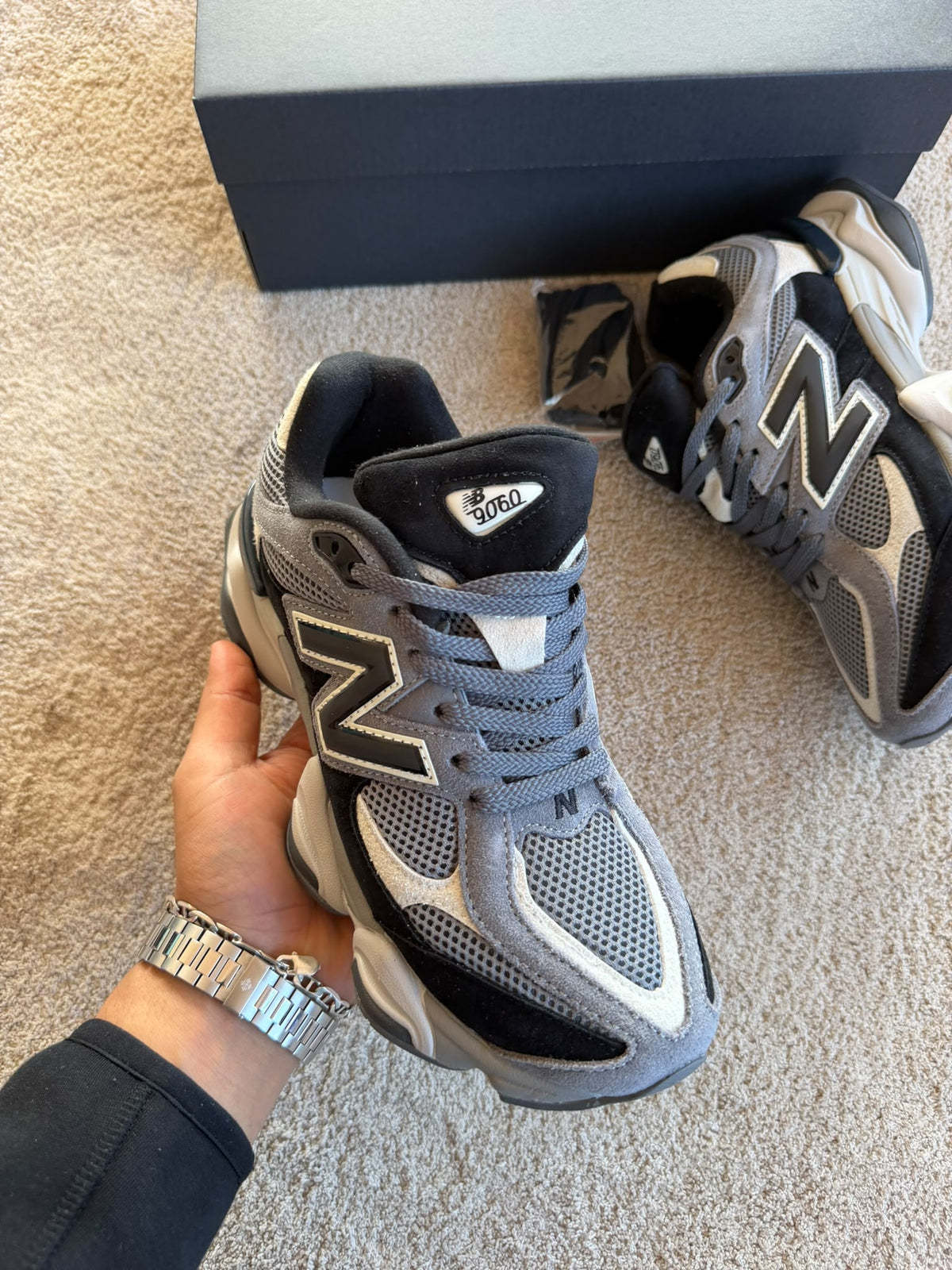 New Balance 9060 grises y negras detalles blancos