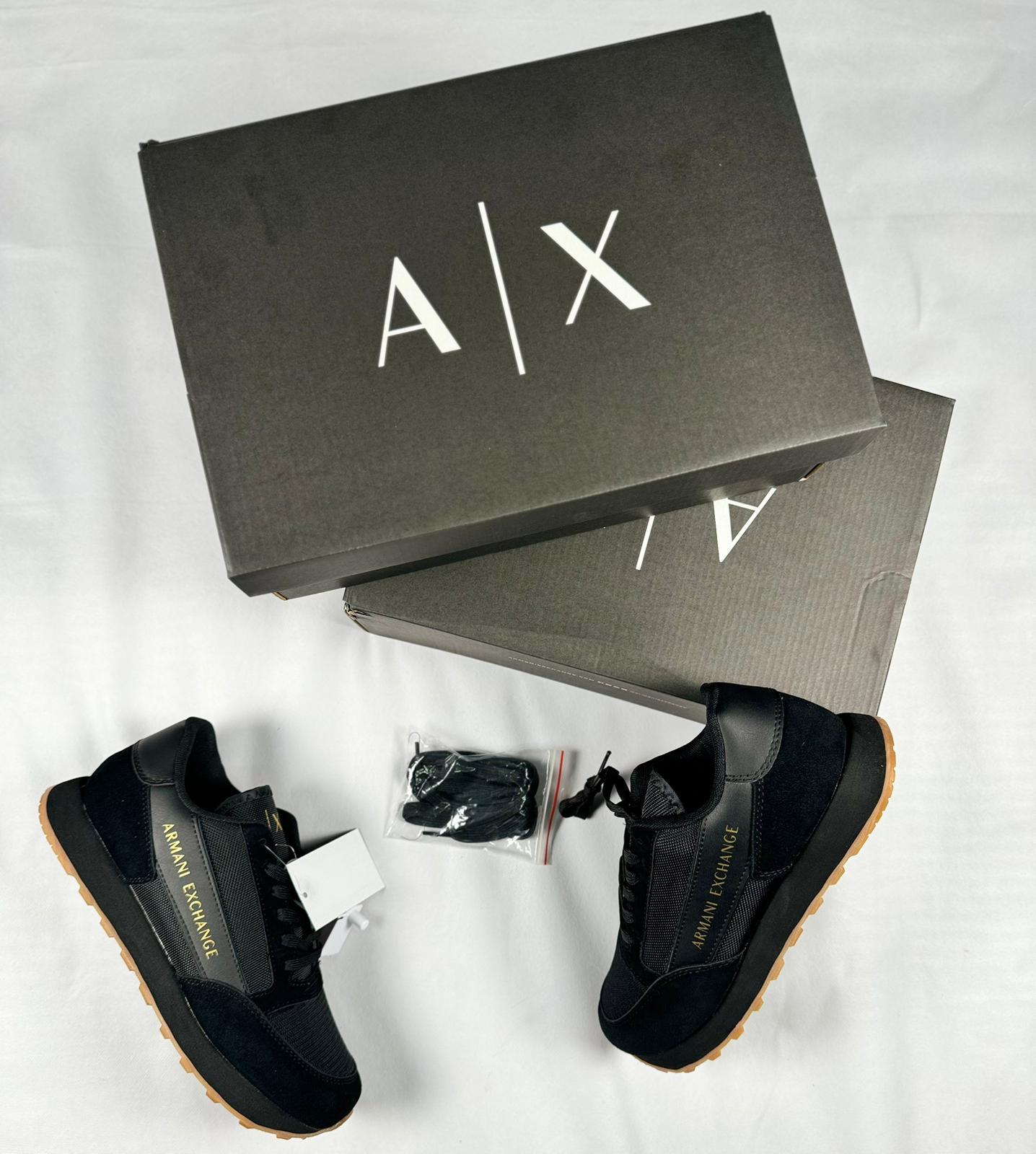 Armani Exchange negras detalles dorados