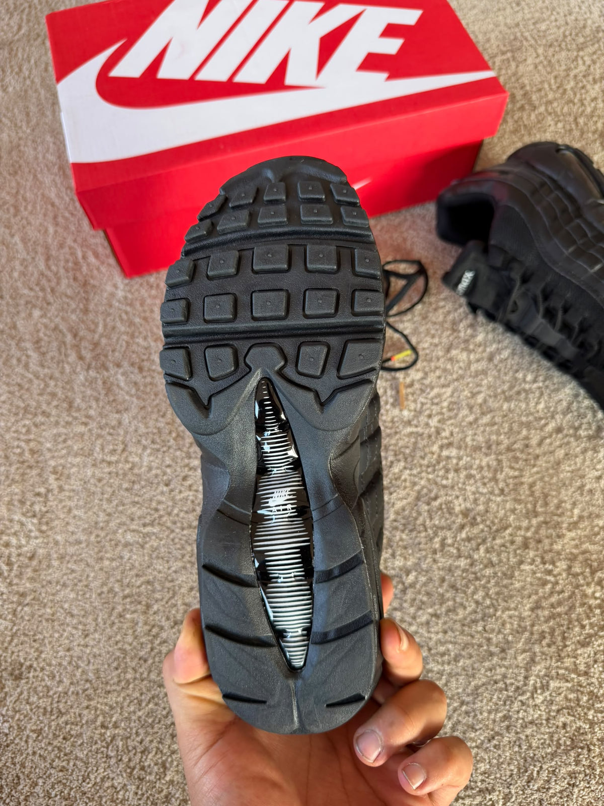 Air max 95 negras logo blanco