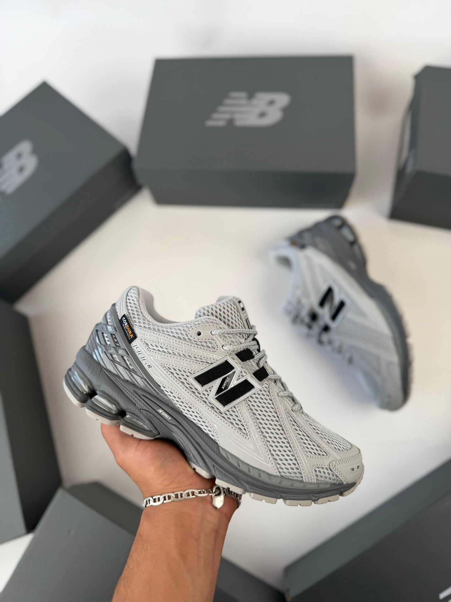 New Balance 1906R grises y logo negro