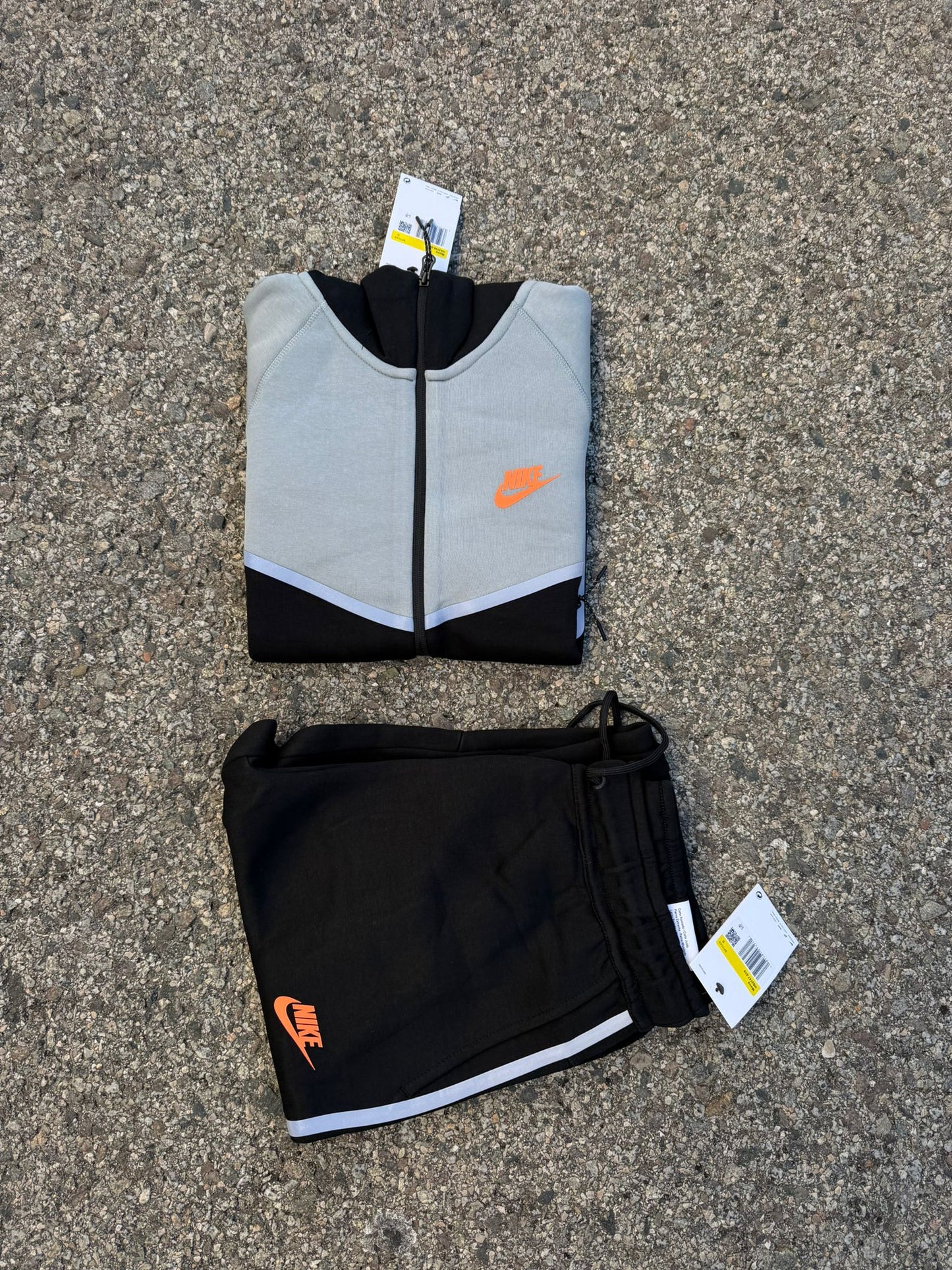 Nike tech negro y gris logo naranja