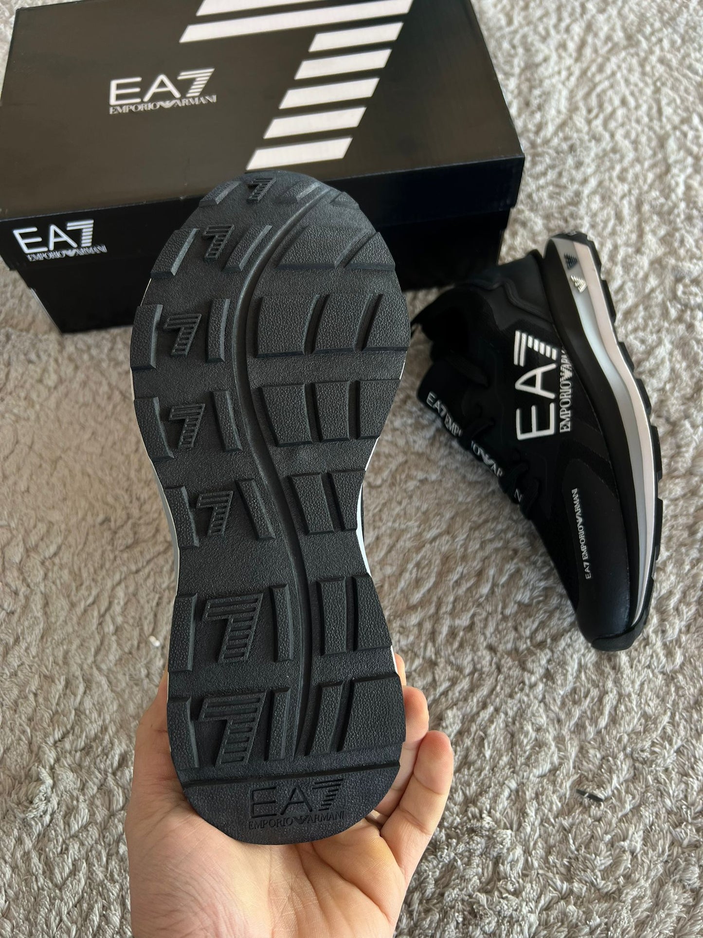 Armani negro logo blanco detalles gris