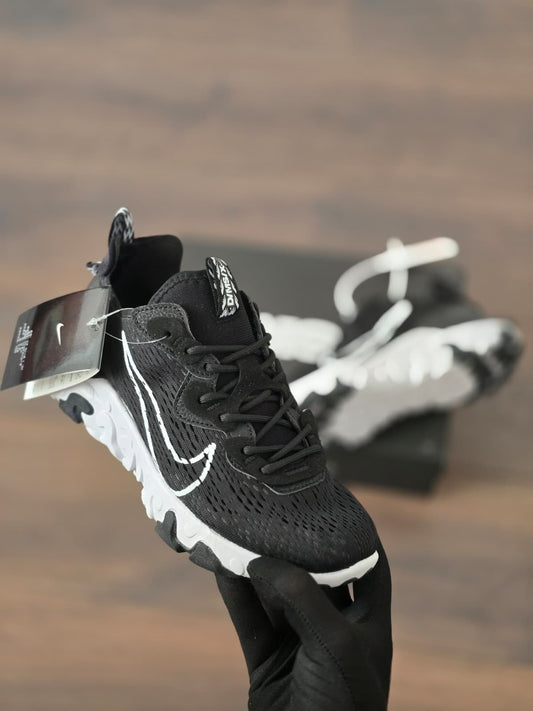 React negra suela blanca