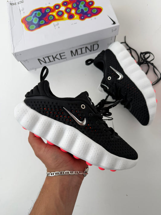 Zapatillas Nike mind negras y blancas logo plateado