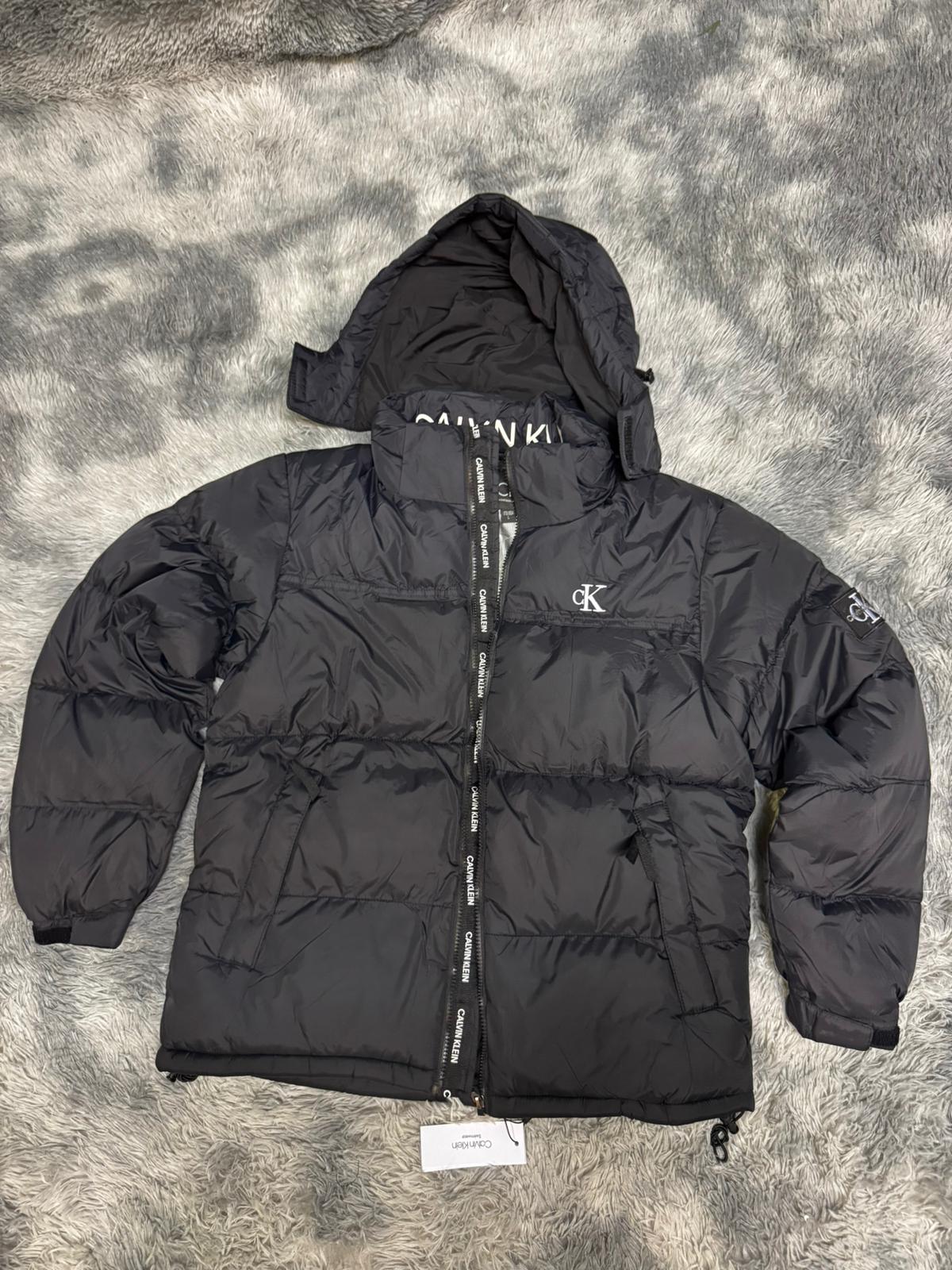 Chaqueta calvin klein negra logo blanco