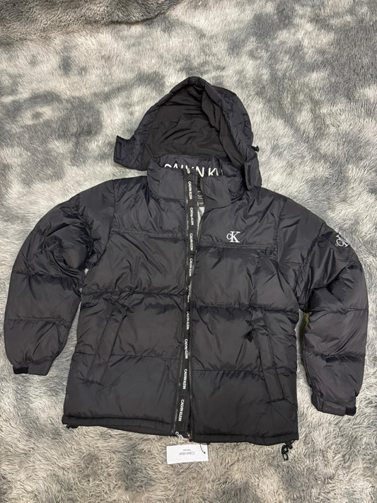 Chaqueta calvin klein negra logo blanco