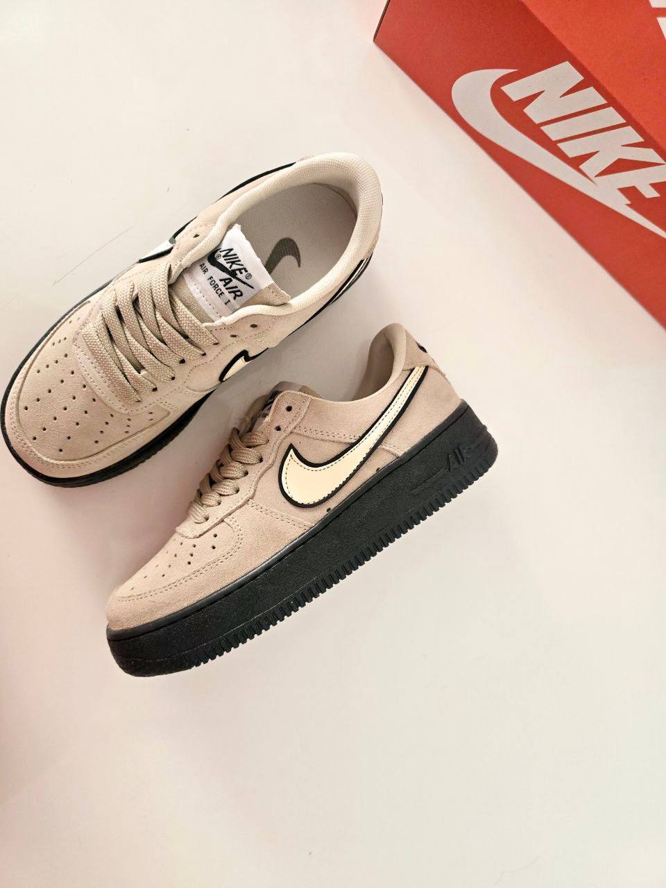AIR FORCE 1 BEIGE SUELA NEGRA
