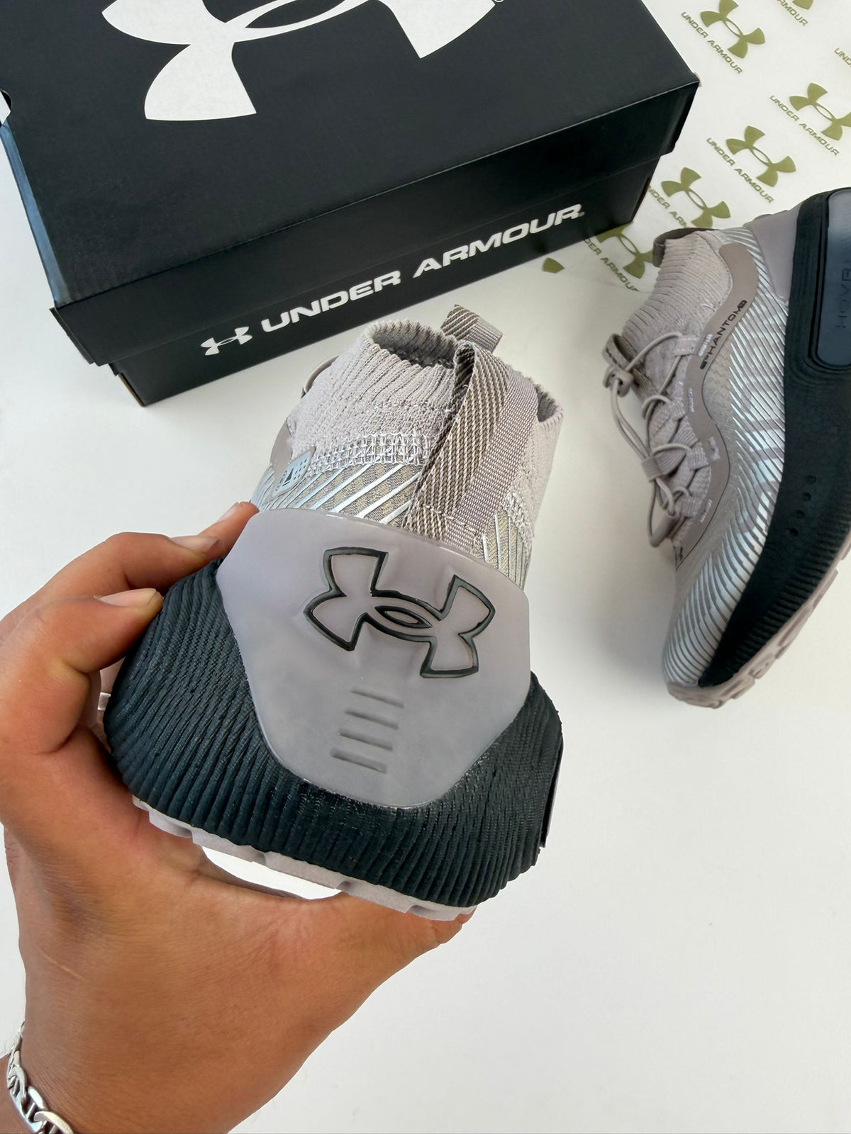 UNDER ARMOUR STORM beige logo negro