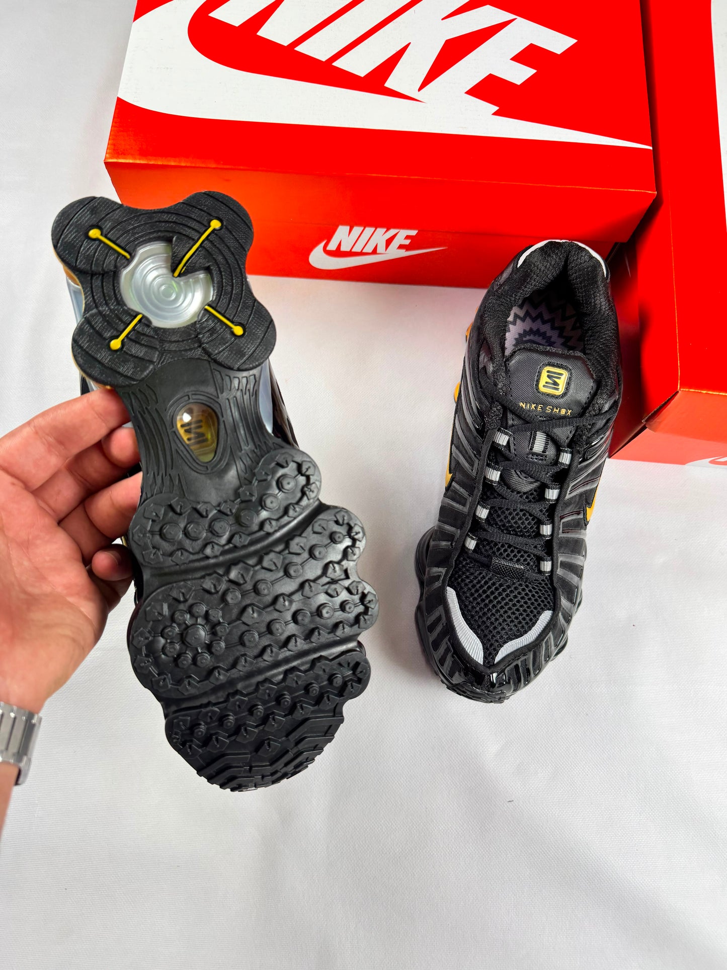 Shox negras logo dorado detalles plateados