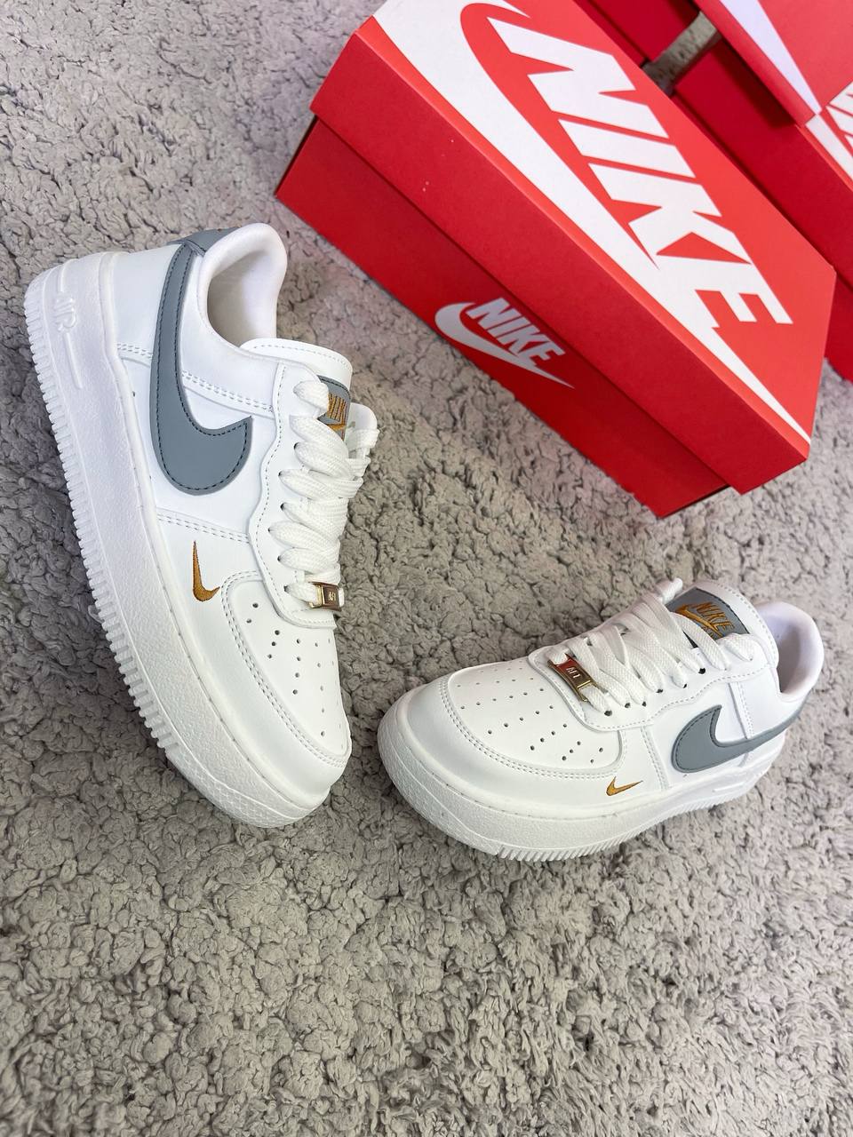 AIR FORCE 1 BLANCA LOGO GRIS DETALLES DORADOS