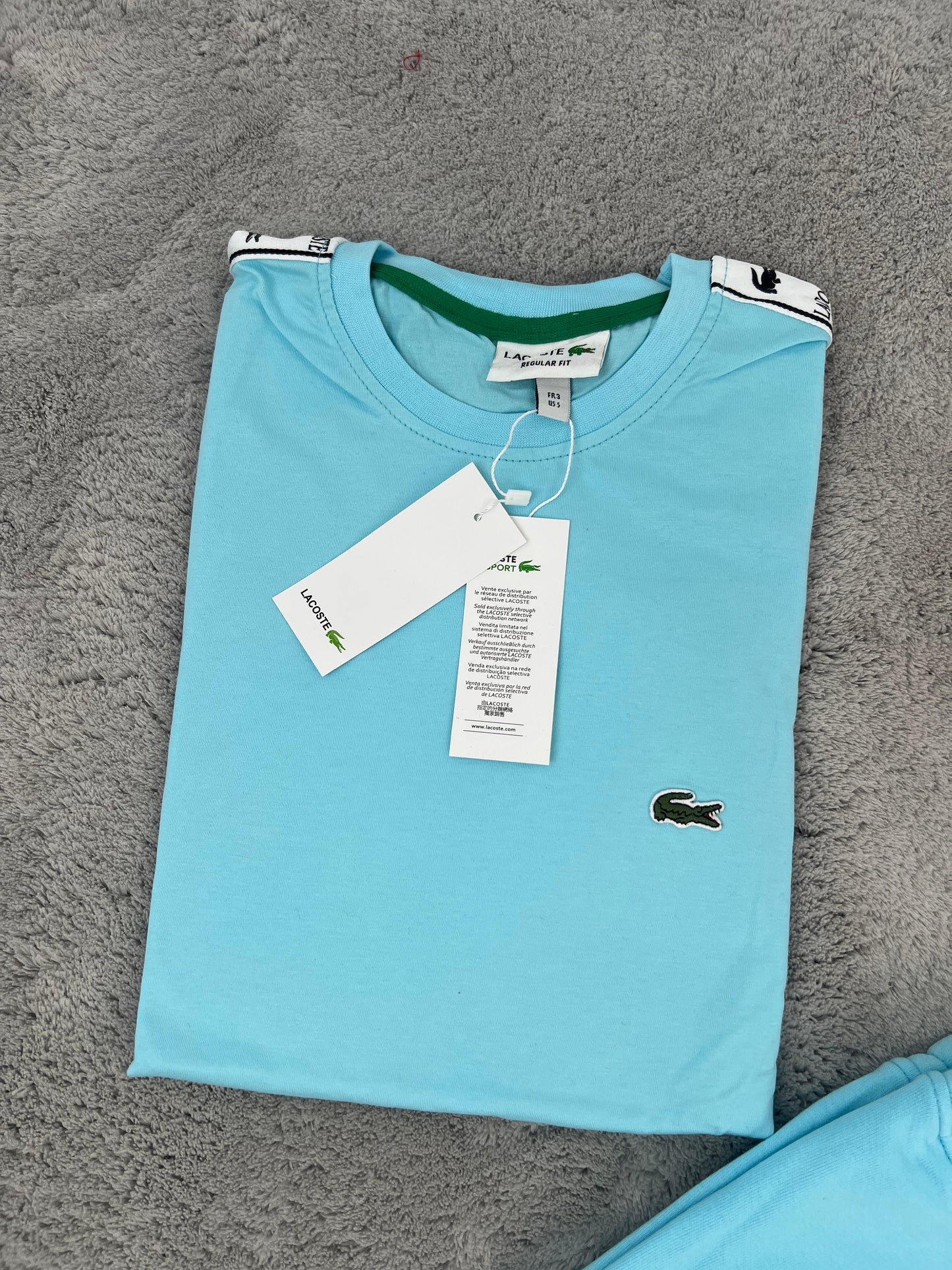 Conjunto corto lacoste azul claro logo verde lineas blancas