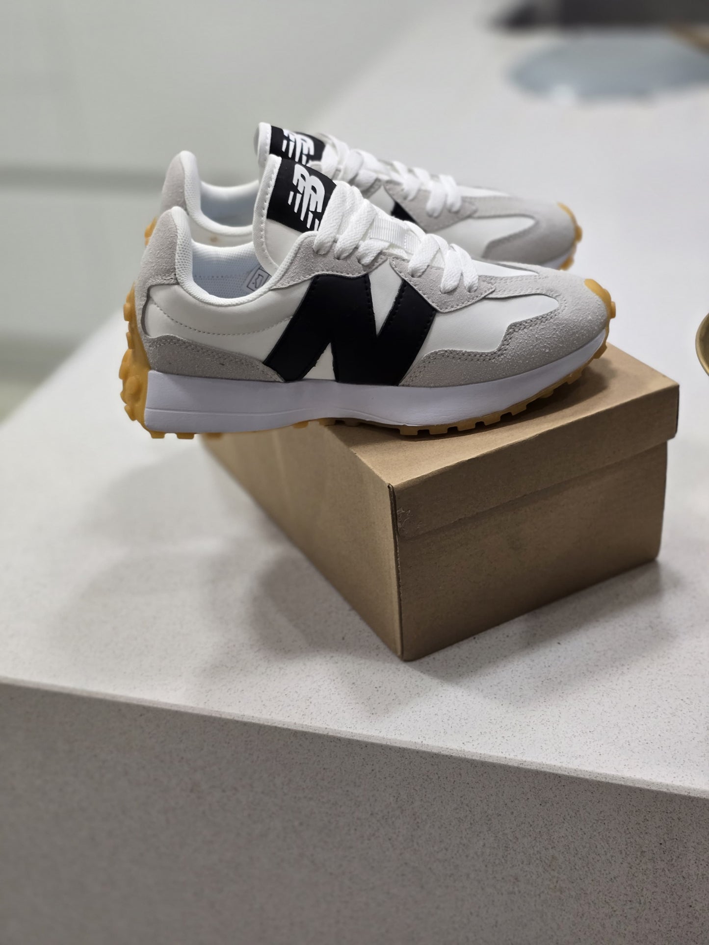 New balance 327 blanco logo negro