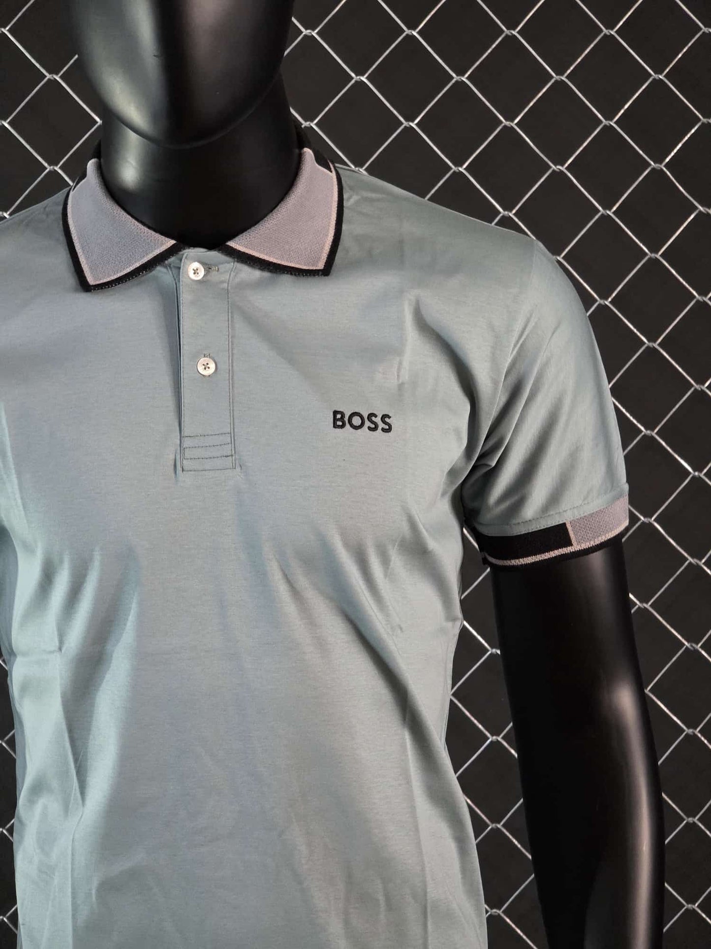 Polo Hugo Boss verde detalles grises logo negro