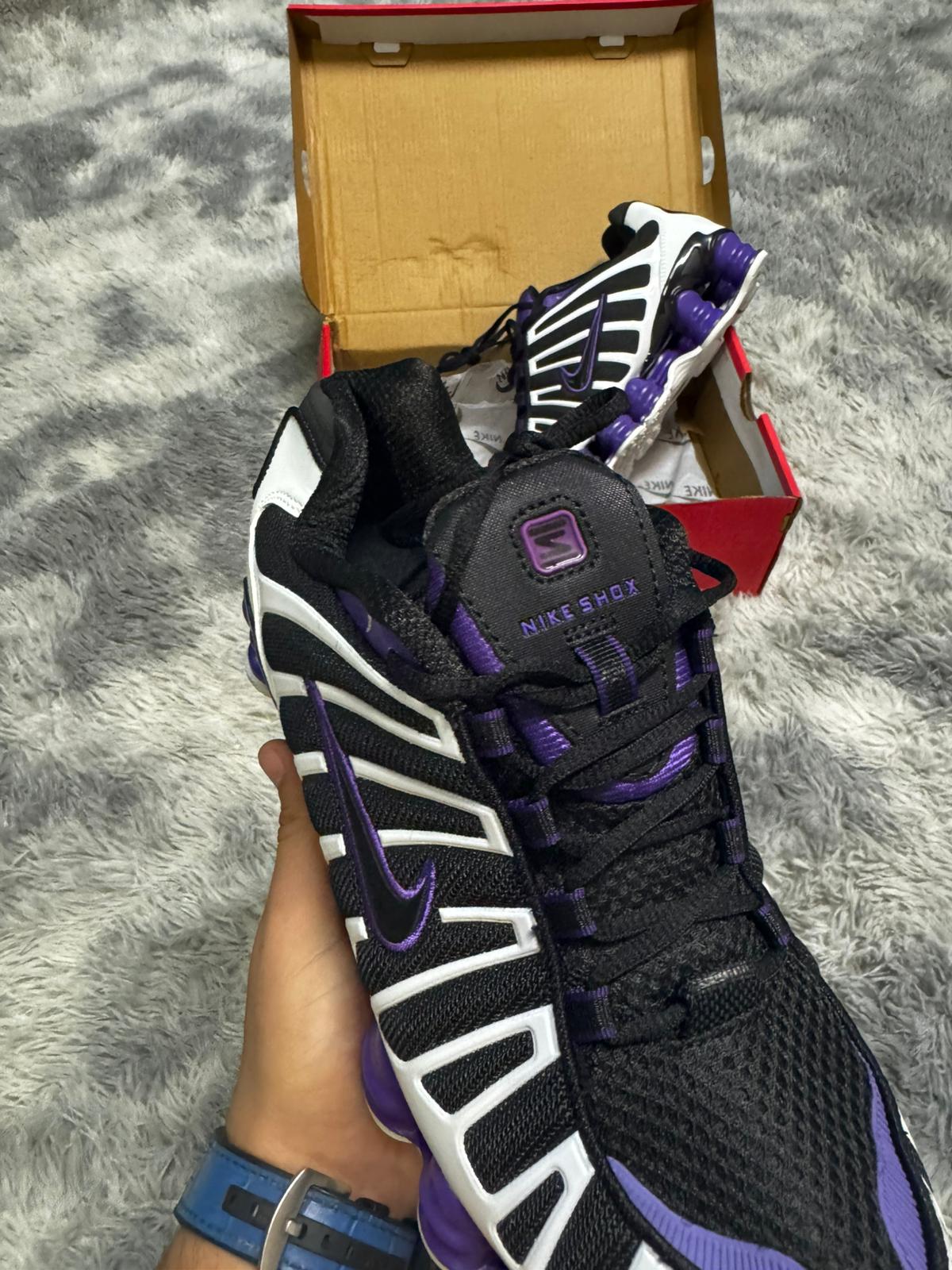 Shox negras y blancas logo negro contorno morado