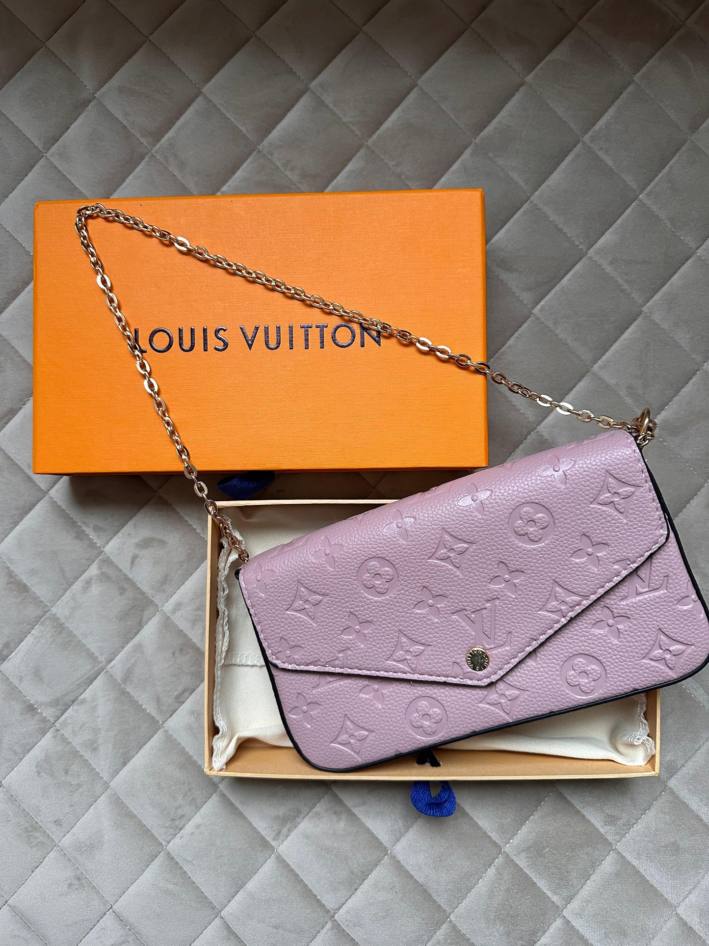 Bolso LV rosa logo dorado Pochette Félicie