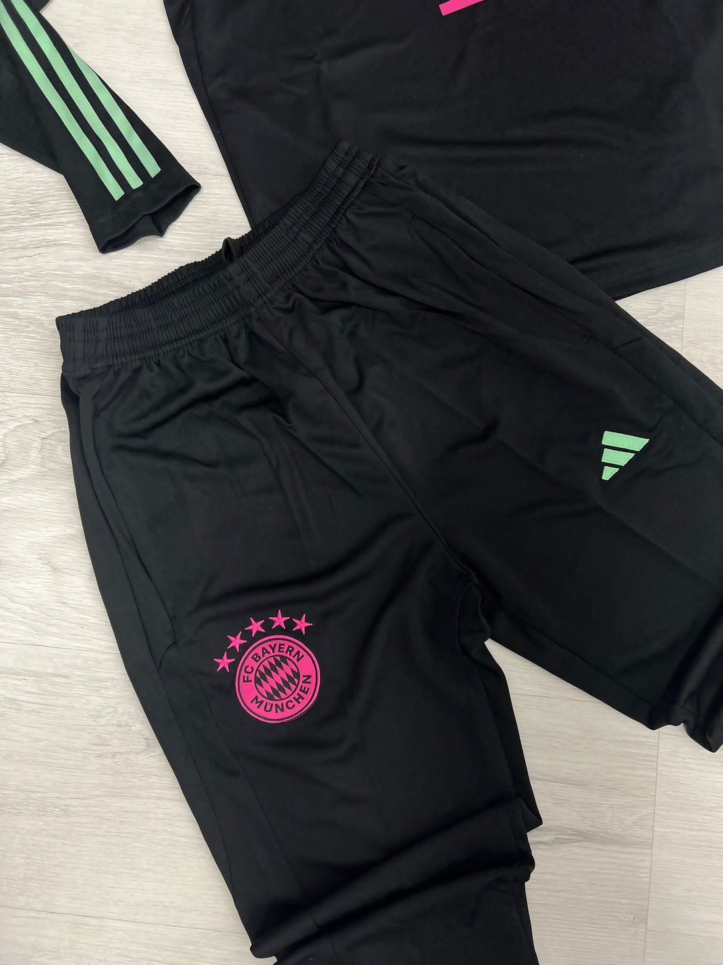 Chandal Bayern Munich negro logo rosa