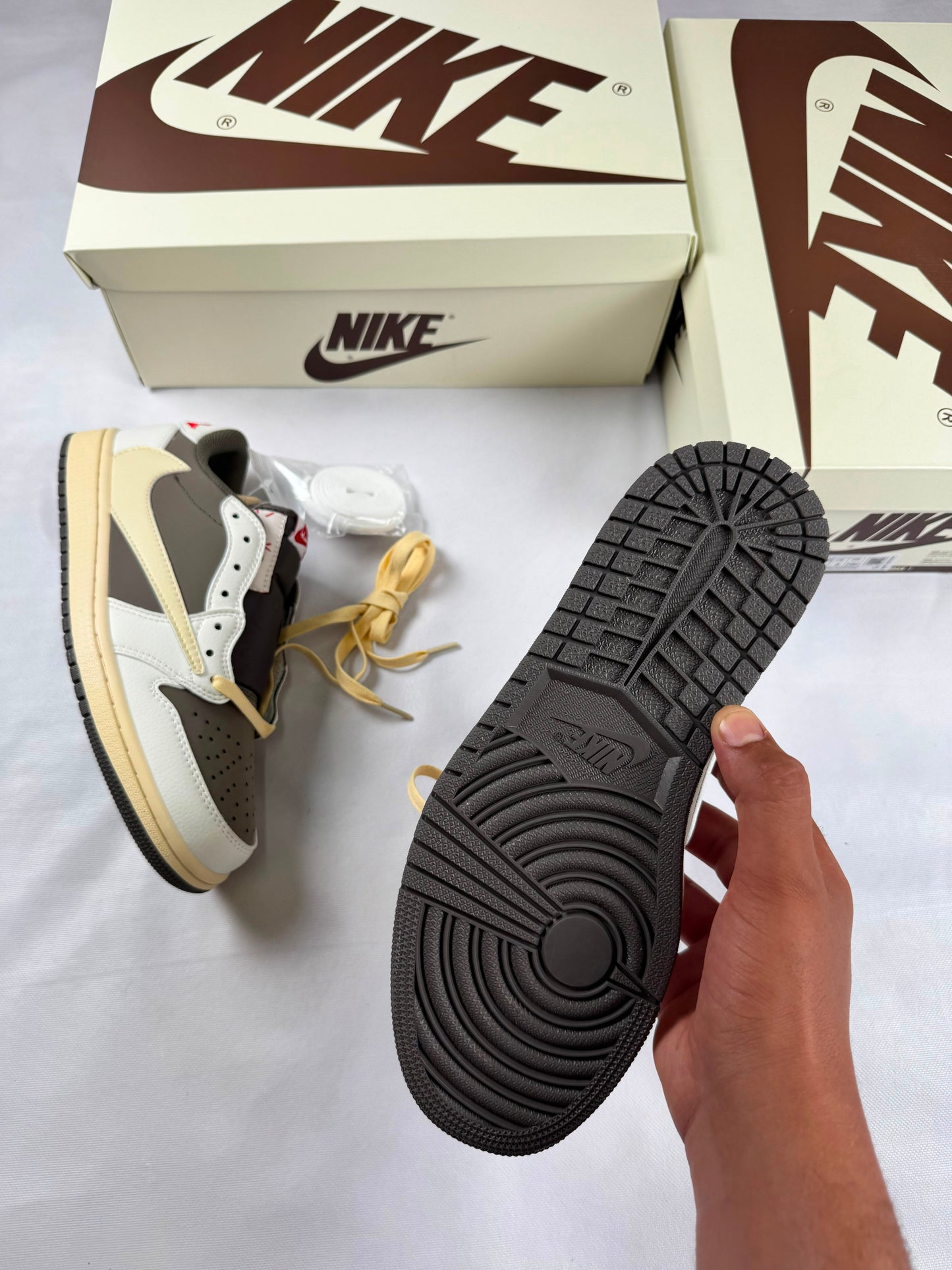 Air Jordan Low x Travis Scott blancas y marrones logo crema