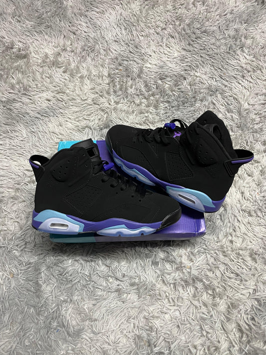 JORDAN 6 negras detalles azules