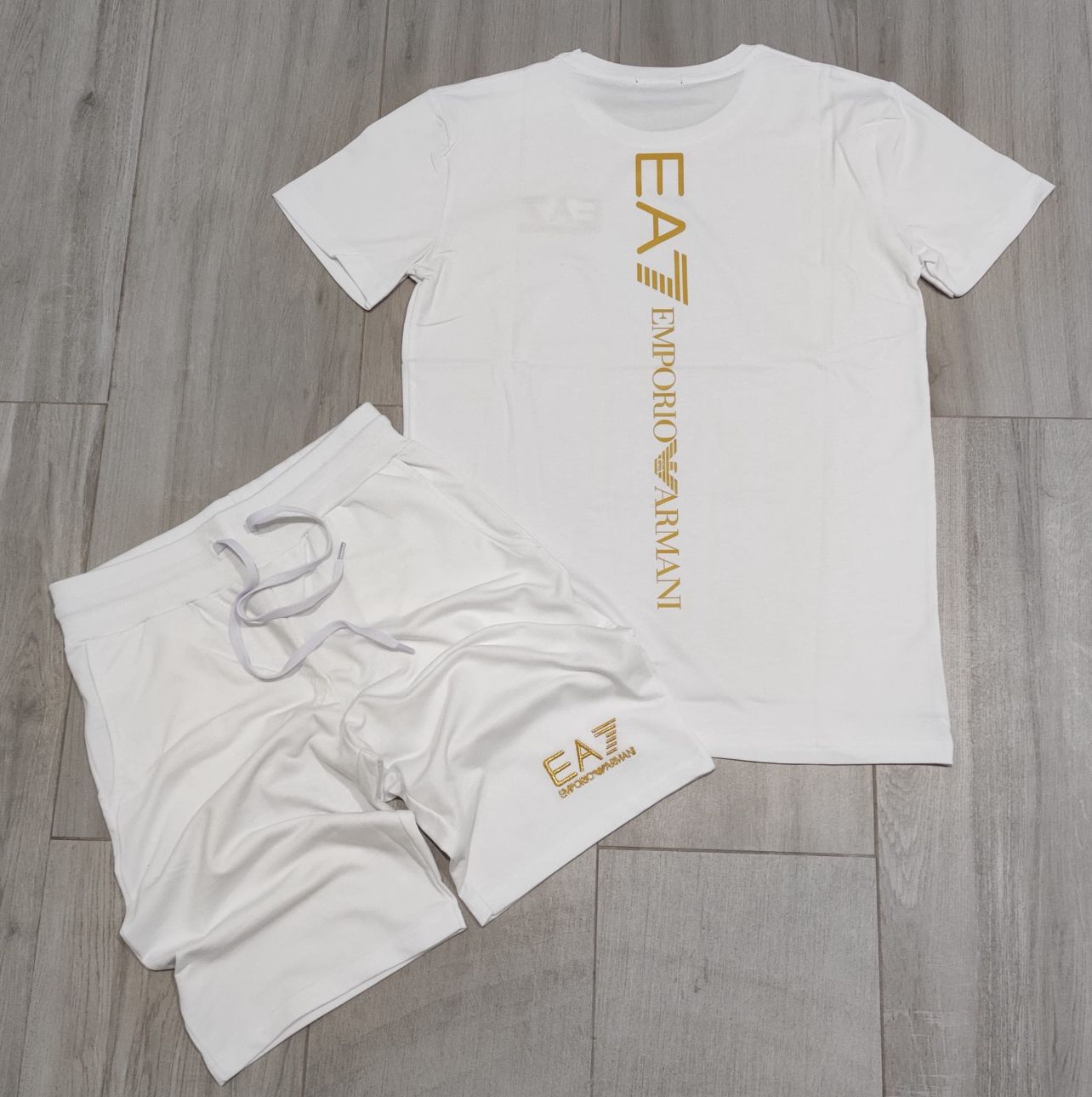 Conjunto pantalón corto armani blanco logo dorado