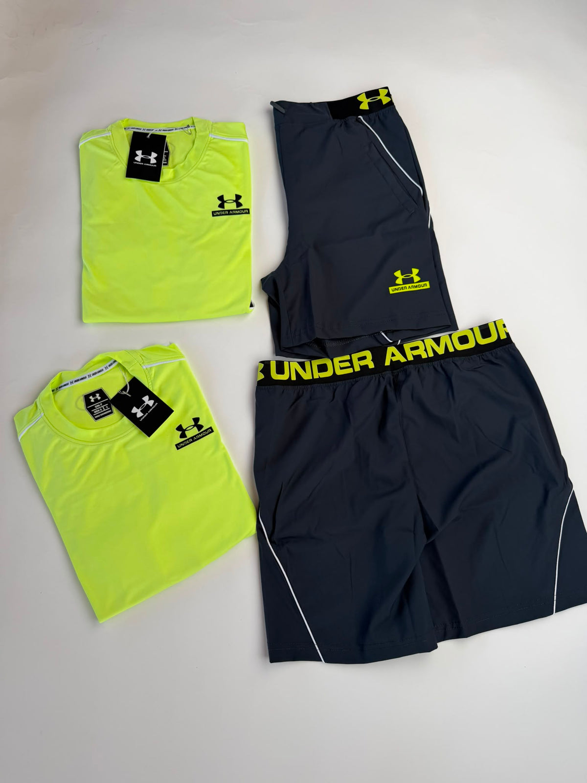 Conjunto corto under armour amarillo logo negro detalles negros
