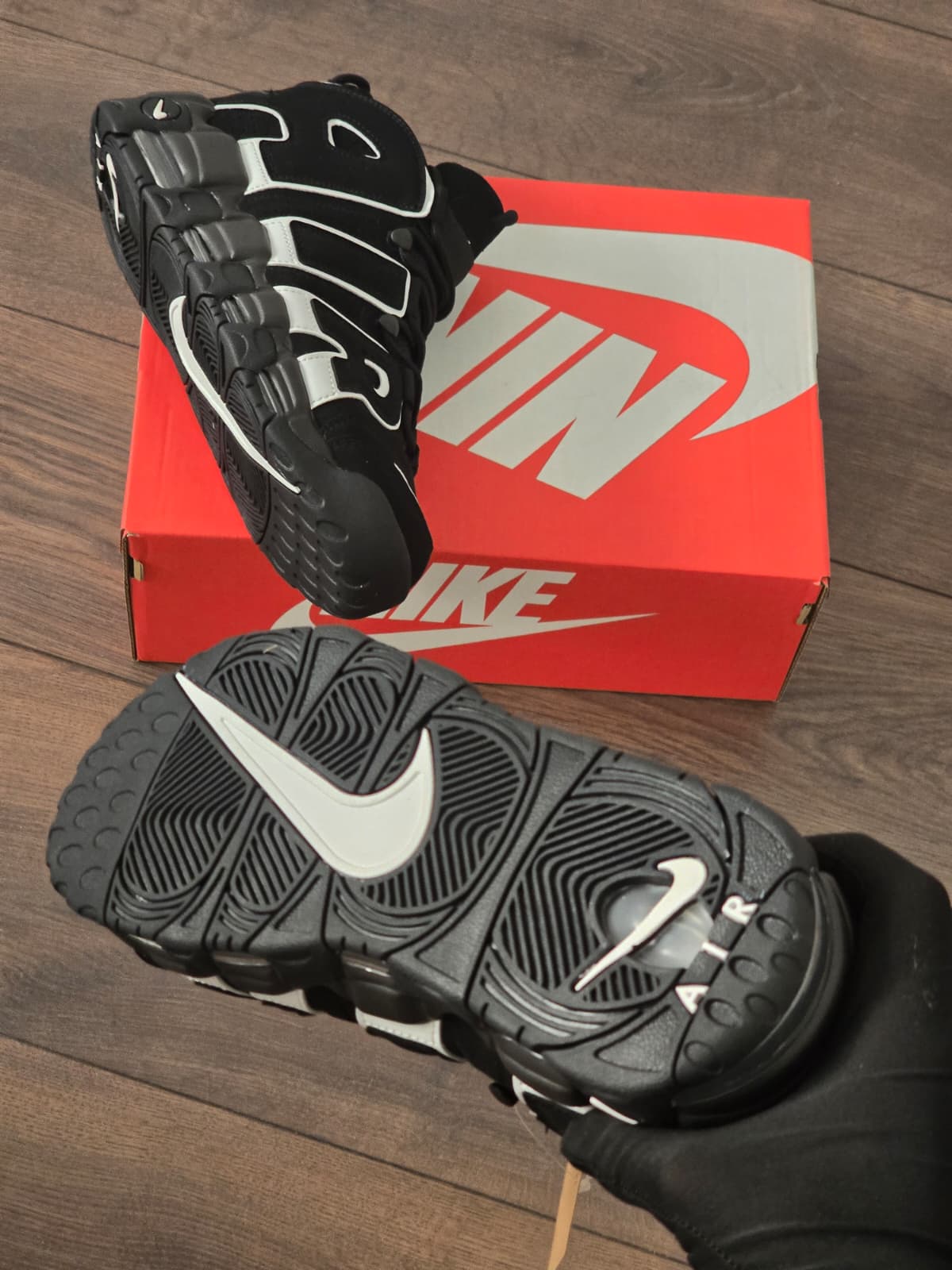 Uptempo negra logo blanco