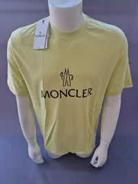 Camiseta Moncler oversize amarilla logo negro