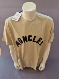 Camiseta Moncler oversize beige logo negro